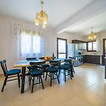 Carina For 6 Persons וילה
