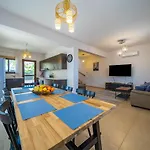 Carina For 6 Persons וילה *