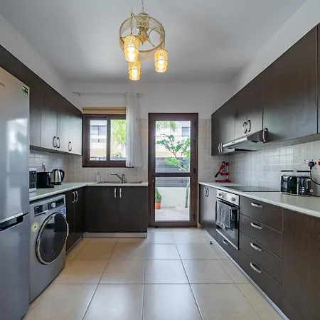 Villa Carina For 6 Persons Paralímni