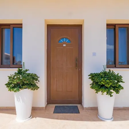 Villa Carina For 6 Persons Paralimni