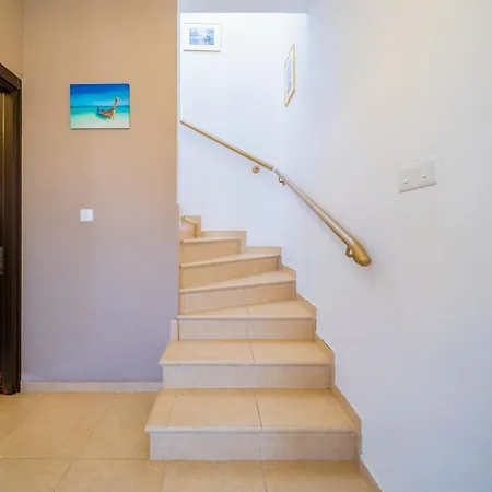 Villa Carina For 6 Persons Paralímni