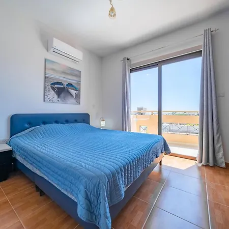 Villa Carina For 6 Persons Paralímni