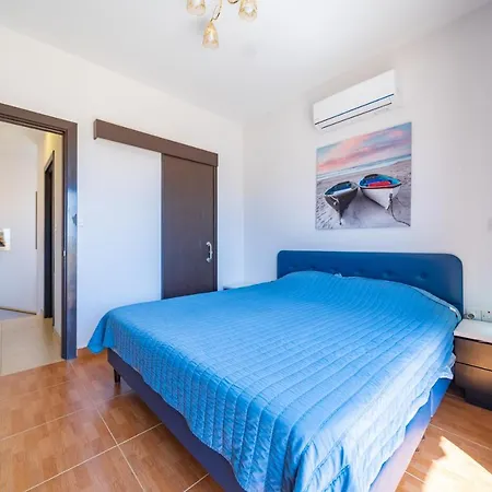 Carina For 6 Persons Paralímni