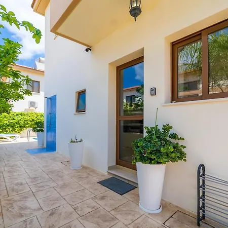 Villa Carina For 6 Persons Paralímni